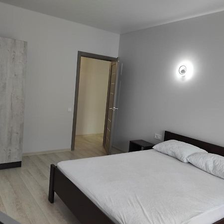 2 Комнатная С Новым Ремонтом, Кондиционером, В Самом Центре Rivne Esterno foto