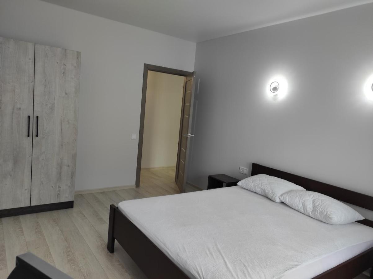 2 Комнатная С Новым Ремонтом, Кондиционером, В Самом Центре Rivne Esterno foto