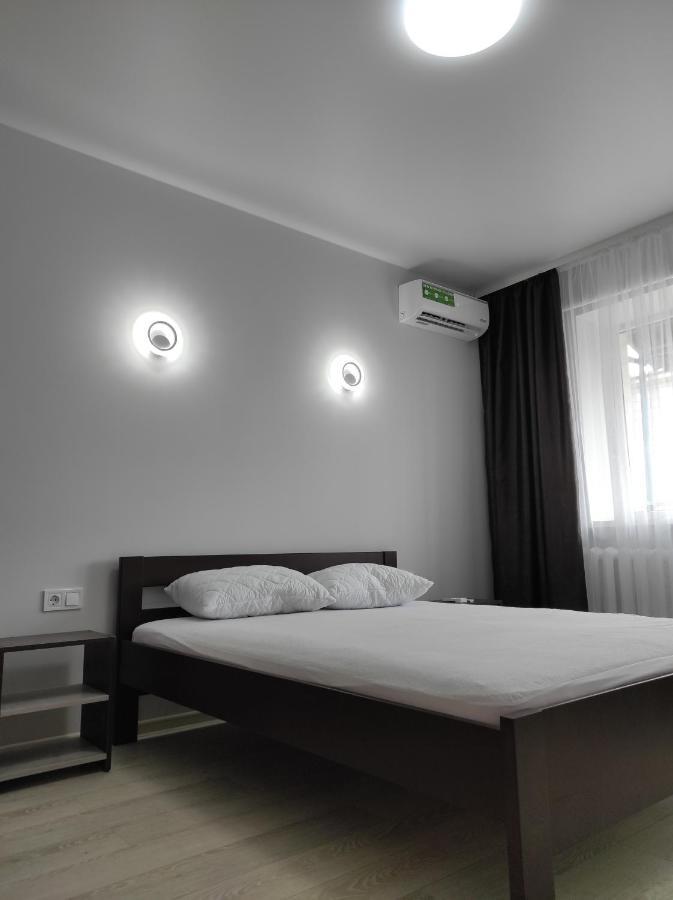 2 Комнатная С Новым Ремонтом, Кондиционером, В Самом Центре Rivne Esterno foto