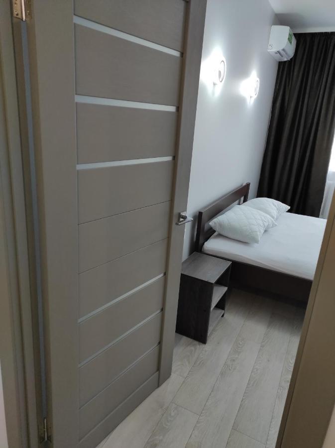 2 Комнатная С Новым Ремонтом, Кондиционером, В Самом Центре Rivne Esterno foto