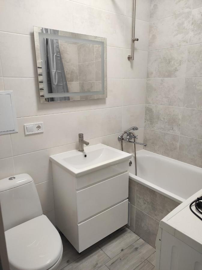 2 Комнатная С Новым Ремонтом, Кондиционером, В Самом Центре Rivne Esterno foto